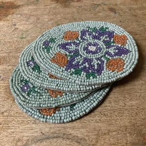 4er Set Blumen Perlen Untersetzer Boho Blumen Satin Unterteil Grün Lila Orange - Bild 1 von 4