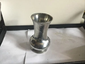 Jarrón de peltre inglés hecho por Liberty London 09,87-2 talla 5 1/8" alto 2 5/8" acro  - Imagen 1 de 7