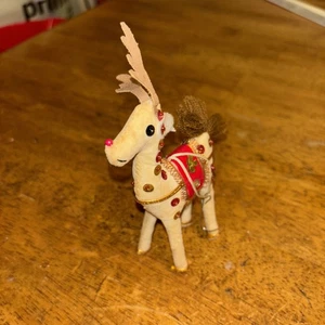 Sillín kitsch cosido a mano vintage adorno de reno de fieltro dorado con cuentas lentejuelas - Imagen 1 de 14