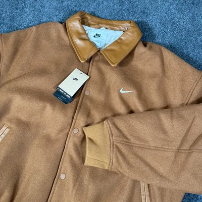 Jaqueta masculina Nike Solo Swoosh lã Varsity tamanho grande marrom FZ1168-281 nova com etiquetas $250 - Imagem 1 de 4