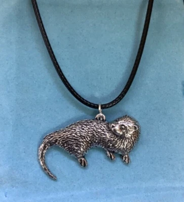 Otter Silver Pewter Pendant On A Cord Foto 1 de 4
