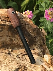 3/8 Zoll Nussbaum Ferrocerium Stange mit rundem Griff und Edelstahl Schlüsselband Loch - Bild 1 von 5