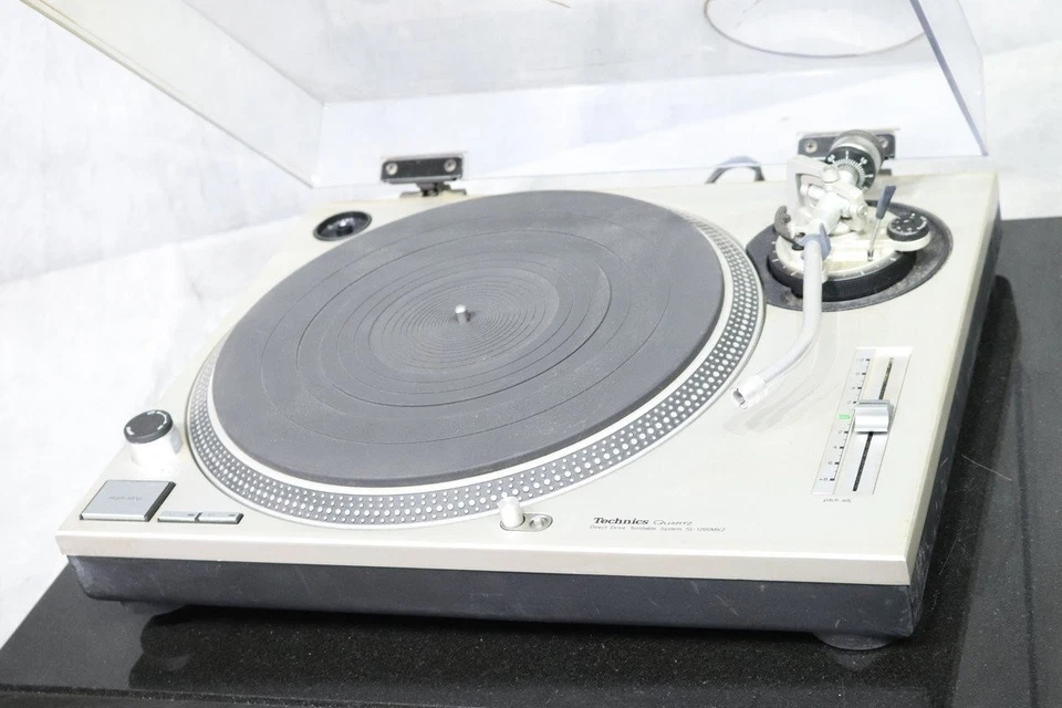 Tocadiscos Technics SL-1200MK2 blanco plateado accionamiento directo DJ muy buen estado. Foto 1 de 4