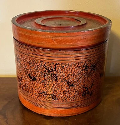 Antiguo bote de caja de betel de laca birmana del siglo XIX en rojo cinamón y negro Foto 1 de 4