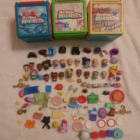 My Mini MixieQ's lot - 3 playsets, figurines mixed lot playhouse figures Cover