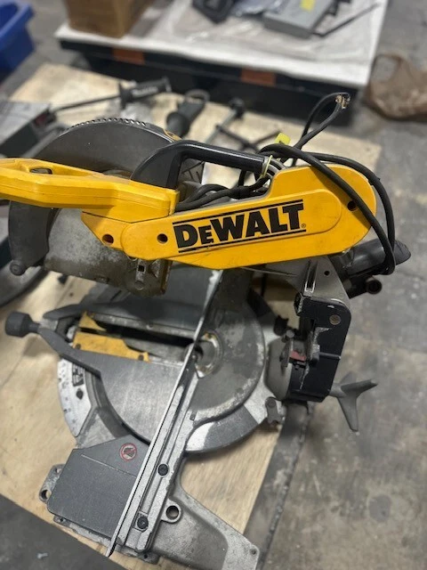 "Sierra ingleteadora compuesta de doble bisel DeWalt DW706 12""" Foto 1 de 1