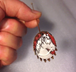 HATPIN mit WEISSEM PFERD auf ROTEM CAMEO - MESSING-FINISH-EINSTELLUNG - ANTIK - Bild 1 von 11