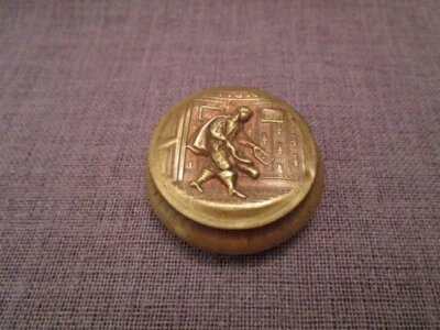 Poudrier ancien en laiton travaillé - Photo 1/3