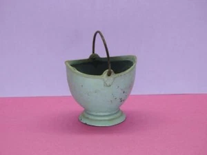 BRITAINS c1910 LEAD PENNY JUGUETES SCUTTLE CARBÓN MINIATURA CON MANGO DEL CONJUNTO #2 - Imagen 1 de 7