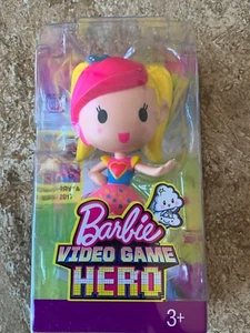 Nuevo MUÑECA HÉROE VIDEOJUEGO BARBIE VESTIDA DE ROSA AZUL/Pelo Rosa Amarillo - Imagen 1 de 5