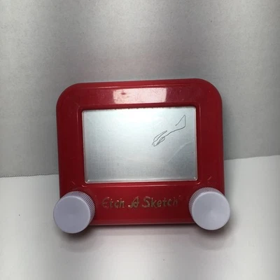 Spin Master Etch-A-Sketch Clásico Mini Bolsillo Versión Viaje Rojo Foto 1 de 4