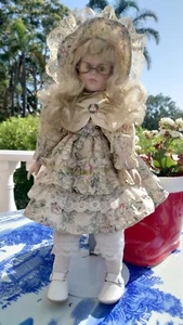 Vintage Porcelain Blonde Doll Girl - Floral Dress Bonnet, Glasses, 40cm - Taiwan - Foto 1 di 16