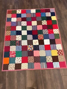 Vintage Quilt Handarbeit Patchwork Decke Mehrfarbig Tier Obst Blumen Garn Krawatten - Bild 1 von 8