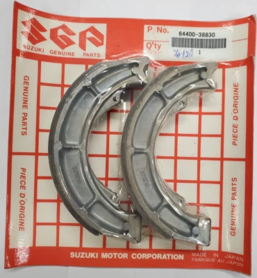 JUEGO ZAPATAS FRENO TRASERO SUZUKI 64400-38830 OEM NOS 2002-2023 EIGER, KING QUAD 400'S Foto 1 de 4