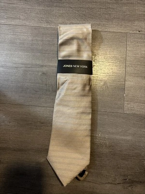 Jones New York 男式丝绸领带。  银色/蓝色条纹米色。   全新 — 第 1/3 张图片