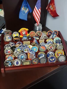 Estuche de exhibición de monedas Challenge caoba 100 piezas soporte militar caja de sombra de madera - Imagen 1 de 14