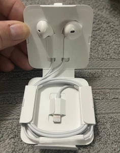 Apple Auricolari per iPhone 14 13 12 SE 11 7/8 Plus Cablati NUOVI MAI USATI OEM - Foto 1 di 2