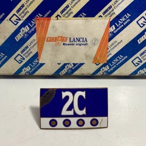 SIGLA MODELLO "2C" CON DIFETTO LANCIA FULVIA ORIGINALE 82227964 - Imagen 1 de 5