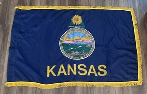 Kansas State Poly Nylon Ärmel mit Gold Fransen Flagge 3'x5' Banner - Bild 1 von 2