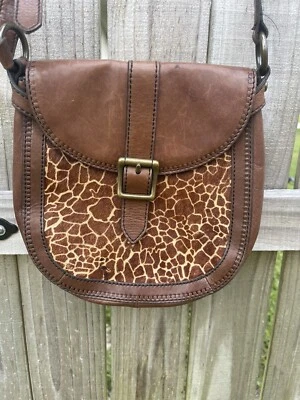 Bolsa tiracolo ímã aba couro marrom fóssil estampa de animal girafa pêlo de bezerro - Imagem 1 de 4