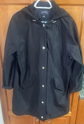 Chaqueta con capucha Jones New York Signature para mujer grande negra de longitud media cierre a presión Foto 1 de 4