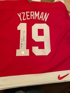 Steve Yzerman autographed jersey with CSI certification - Red wings - Picture 1 of 5