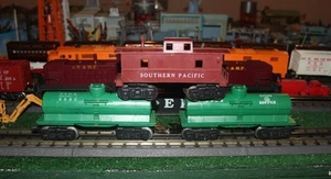 MARX Rolling Stock - 2 Cities Services Tank Cars & SP Caboose - F Trucks - Bild 1 von 8