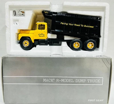 Caminhão basculante Valley Asphalt Mack modelo R da First Gear escala 1/34 - Imagem 1 de 4