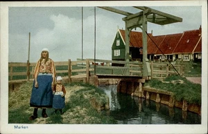 Disfraz de vida tradicional holandés Marken Países Bajos puente levadizo mujer niño PC - Imagen 1 de 2