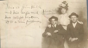 Jim Hibbs, Bruder & Frau Hüte Mystery Location RPPC echtes Foto Postkarte - Bild 1 von 2