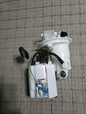 Conjunto de bomba de combustible KIA OPTIMA 2016-2020 montado en tanque de combustible construido en EE. UU. 31110D5500 Foto 1 de 4