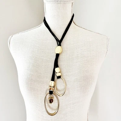 Collar Lariat de gamuza negra y aro dorado de Chico's Foto 1 de 4