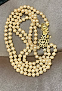 VINTAGE FAUX PEARL NECKLACE WITH ENAMEL & RHINESTONE PANTHER CLASP - Picture 1 of 7