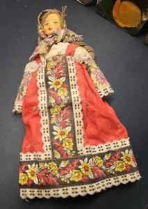 Russische Handarbeit Volkskunst Mädchen Puppe bemaltes Gesicht Vintage rot, schwarz, gelb - Bild 1 von 15