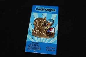 Disney Pin Trading - 2014 DCA Annual Passholder - Daisy Duck - LE2500 - Picture 1 of 5