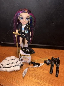 Rainbow High Rockstar Lyric Lucas Puppe & Outfit MGA mit Zubehör - Bild 1 von 10