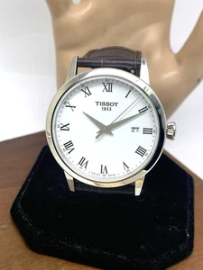 Orologio Uomo Tissot T1294101601300 Quarzo Svizzero Quadrante Bianco Pelle Marrone 42mm - Foto 1 di 13