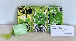 NEU MIT ETIKETT ~ VERA BRADLEY AKKORDEON GELDBÖRSE GESTEPPT LIMETTENGRÜN BLUMENDRUCK UMLAUFENDER REISSVERSCHLUSS - Bild 1 von 6
