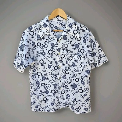 Camisa manga curta vintage anos 60 gola redonda geométrica branca azul abotoada  - Imagem 1 de 4