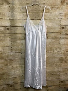 Vintage Val Mode Dessous Nachthemd M weiß Spitzenbesatz Satin durchgehender Frontschlitz Braut - Bild 1 von 10