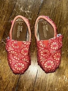 Toms Pink Glitter Floral Lace Embroidery Slip On Shoes Flats | Kids Size 7 - Picture 1 of 7