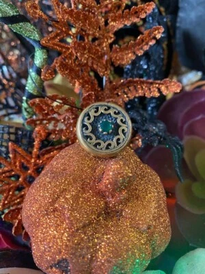 Anillo pergamino de acero y latón con piedra verde Foto 1 de 2