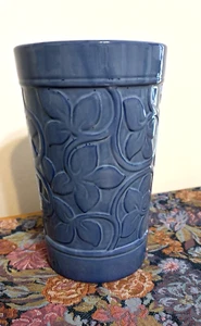 "Envase jarrón de cerámica con hojas de hiedra en relieve azul 8,25"" de alto x 5"" de ancho" - Imagen 1 de 4