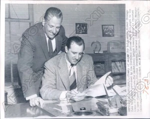 1954 Cleveland Indian Baseball Ralph Kiner & GM Hand Greenberg Press Photo - Picture 1 of 2
