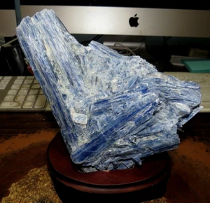 GORGEOUS HUGE SPECIMEN OF BLUE KYANITE IN A WOOD STAND - Picture 1 of 6