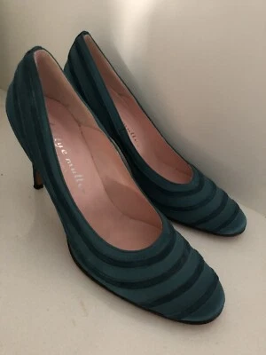 Preciosos zapatos de salón Bettye Muller 39 1/2 de gamuza verde azulado y satén Foto 1 de 4
