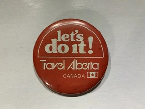 VINTAGE 1970s Travel Alberta Canada Lets do it! Pinback Button - Bild 1 von 4