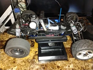 Traxxas Jato nitro RC with (new) 2.5 - Picture 1 of 8