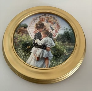 Plato de decoración de pared de porcelana Home is Where The Heart Is Sandra Kuck 1995 enmarcado - Imagen 1 de 6