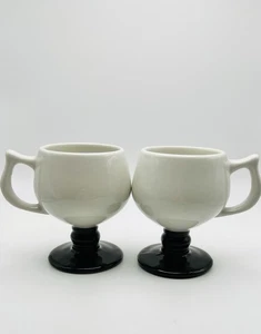 Vintage Keramiktassen mit weißem Sockel und schwarzem Sockel - 2er Set - Retro Fußtassen - Bild 1 von 9